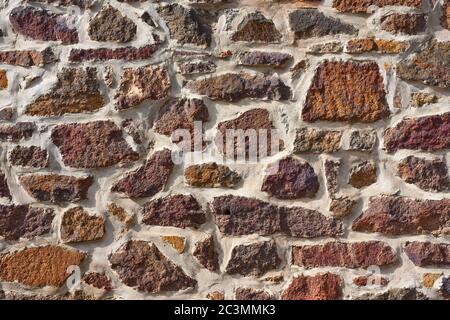 Frisch verfugte Steinmauer Stockfoto