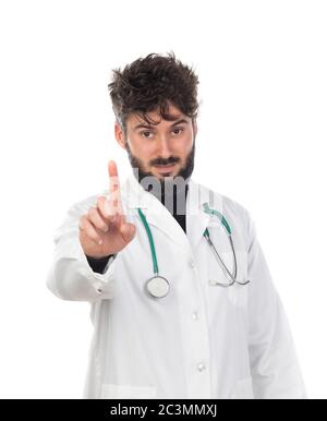Junger Arzt mit Bart trägt einen medizinischen Mantel isoliert auf einem weißen Hintergrund Stockfoto