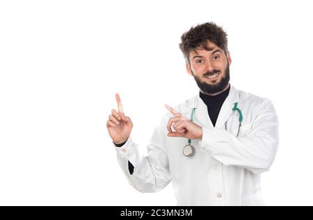 Junger Arzt mit Bart trägt einen medizinischen Mantel isoliert auf einem weißen Hintergrund Stockfoto