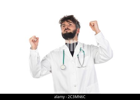 Junger Arzt mit Bart trägt einen medizinischen Mantel isoliert auf einem weißen Hintergrund Stockfoto