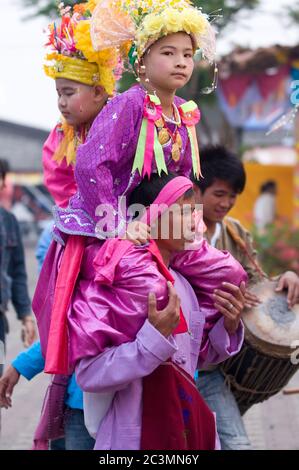 MAE HONG SOHN - 6. APRIL: Junge Jungen nehmen an der traditionellen Poy Sang Long Zeremonie Teil, bei der junge Shan Jungen wie Prinzen gekleidet und umartet werden Stockfoto