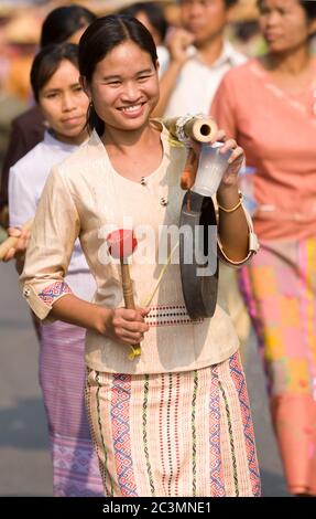 MAE HONG SOHN - 6. APRIL: Das junge Shan Mädchen spielt Gong bei der Parade während der traditionellen Poy Sang Long Zeremonie, wo die jungen Shan Jungen angezogen sind Stockfoto