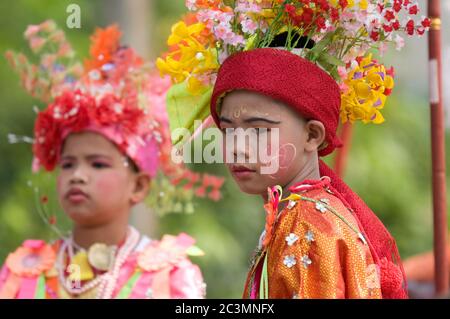 MAE HONG SOHN - 6. APRIL: Junge Jungen nehmen an der traditionellen Poy Sang Long Zeremonie Teil, bei der junge Shan Jungen wie Prinzen gekleidet und umartet werden Stockfoto