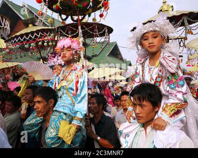 MAE HONG SOHN - 6. APRIL: Junge Jungen nehmen an der traditionellen Poy Sang Long Zeremonie Teil, bei der junge Shan Jungen wie Prinzen gekleidet und umartet werden Stockfoto