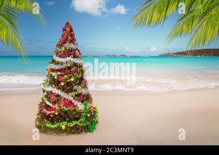 Weihnachtsbaum am Strand. Tropische Sommerferien. Stockfoto