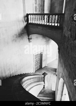 Graustufenaufnahme der Treppen und Hallen des Alhambra Palastes in Granada, Spanien Stockfoto