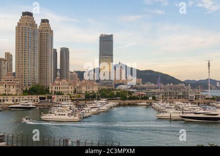 Die Landschaft der Bucht von Xinghai im Spätsommer, Dalian, China Stockfoto