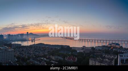 Die Landschaft der Bucht von Xinghai im Spätsommer, Dalian, China Stockfoto