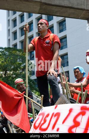 BANGKOK, THAILAND - APRIL 21: Mitglieder der politischen Bewegung Red Shirts, die versuchen, Premierminister Abhisit Vejjajiva zum Rücktritt zu zwingen, indem sie riesige inszenieren Stockfoto