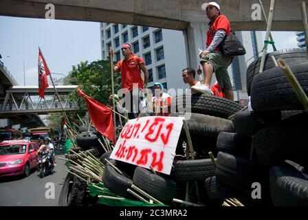 BANGKOK, THAILAND - APRIL 21: Mitglieder der politischen Bewegung Red Shirts, die versuchen, Premierminister Abhisit Vejjajiva zum Rücktritt zu zwingen, indem sie riesige inszenieren Stockfoto