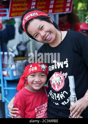 BANGKOK, THAILAND - APRIL 21: Mitglieder der politischen Bewegung Red Shirts, die versuchen, Premierminister Abhisit Vejjajiva zum Rücktritt zu zwingen, indem sie riesige inszenieren Stockfoto