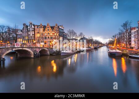 Amsterdam, Niederlande Brücken und Kanäle in der Dämmerung. Stockfoto