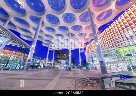 NIEDERLANDE - 28. FEBRUAR 2020: Bahnhof von Utrechter Centraal vom Bahnhofsplatz mit Einkaufszentrum Hoog Catharijne in der Dämmerung. Stockfoto