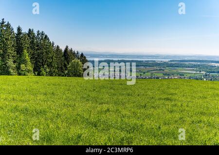 Blick auf Markdorf am Bodensee mit einem schönen Blick auf die Alpen Stockfoto