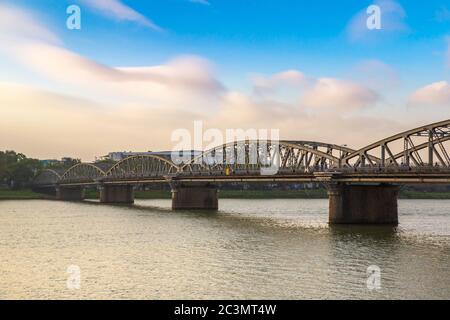 CAU Truong Tien Brücke in Hue, Vietnam in einem Sommertag Stockfoto