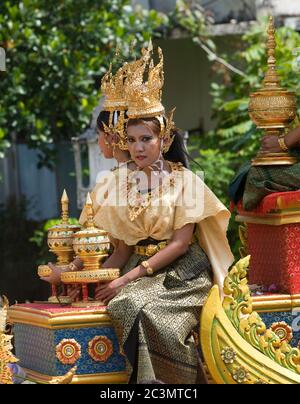 SAMUT PRAKAN - OKTOBER 22: Einer von mehreren geschmückten Lastkähne in der schwimmenden Parade beim jährlichen Rap Bua Buddhist Festival am Stadtrand von Bangkok Stockfoto