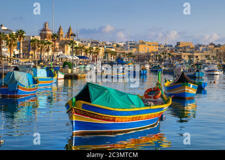 Traditionelle maltesische Luzzu Boote im Seehafen von Marsaxlokk Fischerdorf in Malta Stockfoto