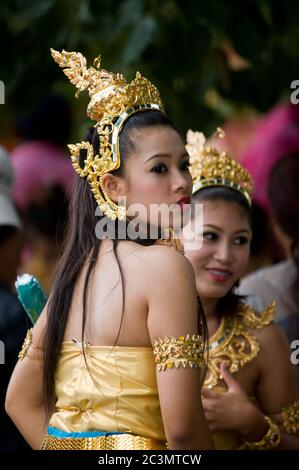 SAMUT PRAKAN - OKTOBER 22: Zwei Thailänder in traditionellen Outfits nehmen an der Parade beim jährlichen Rap Bua Buddhist Festival am Stadtrand Teil Stockfoto