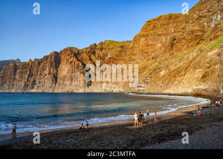 Strand unter den Klippen von Los Gigantes am Atlantik auf Teneriffa, Kanarische Inseln, Spanien Stockfoto