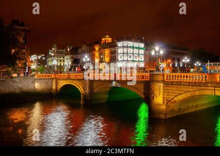 Stadt Dublin in Irland bei Nacht, O'Connell Bridge am Fluss Liffey. Stockfoto