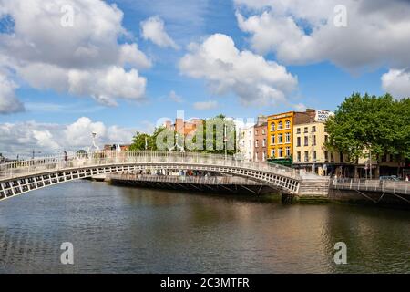 Ha Penny Bridge am Liffey in Dublin in Irland. Stockfoto