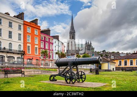 Cobh Stadt in Irland, Grafschaft Cork, Kanone im Kennedy Park, Häuser und St. Colman Cathedral Church Stockfoto