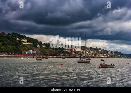 Stürmischer Himmel über dem Hafen von Cork und der Stadt Cobh in Irland, Grafschaft Cork. Stockfoto