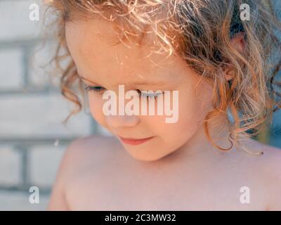 Rotschopf kaukasischen kleinen Mädchen Porträt close-up. Stockfoto