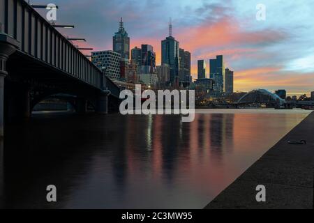 Farbenfroher Sonnenaufgang über dem Melbourne CBD in Australien Stockfoto