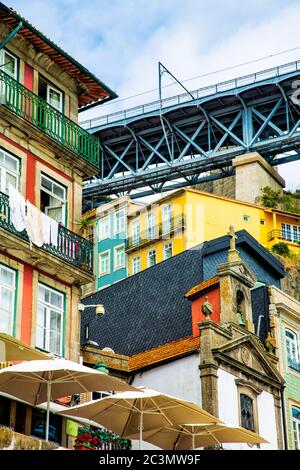 Schöne historische bunte Gebäude in der Altstadt von Ribeira in der Stadt Porto, Portugal Stockfoto