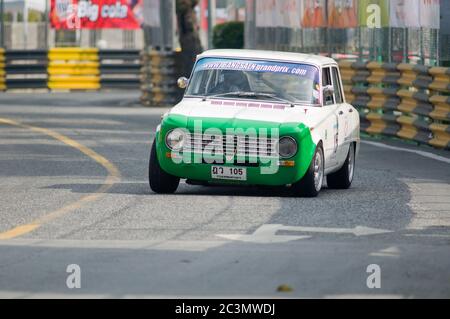 BANG SAEN - NOVEMBER 13: Klassischer Italiener Alfa Romeo Giulia nimmt am Oldtimer-Rennen während des Bang Saen Speed Festivals 2010 am 13. November Teil, Stockfoto