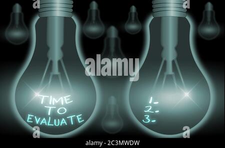 Schreiben einer Notiz, die die Zeit für die Bewertung anzeigt. Geschäftskonzept für die Beurteilung und Prüfung von Geschäftsprüfungen Stockfoto