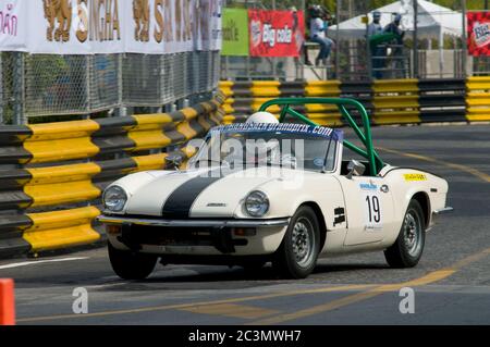 BANG SAEN - NOVEMBER 13: Klassischer britischer Sportwagen Triumph Spitfire Teilnahme am Oldtimerrennen während des Bang Saen Speed Festivals 2010 am Nov Stockfoto