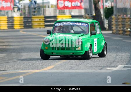 BANG SAEN - NOVEMBER 13: Classic British Mini nimmt am Oldtimer-Rennen während des Bang Saen Speed Festivals 2010 am 13. November 2010 in Bang Teil Stockfoto