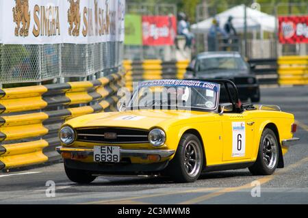 BANG SAEN - NOVEMBER 13: Klassischer britischer Triumph TR6 Sportwagen, der am Oldtimer-Rennen während des Bang Saen Speed Festivals 2010 am November teilnimmt Stockfoto