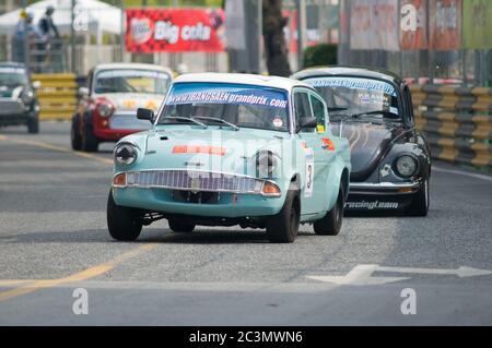 BANG SAEN - NOVEMBER 13: Der britische Klassiker Ford Anglia nimmt am Oldtimer-Rennen während des Bang Saen Speed Festivals 2010 am 13. November 2010 teil Stockfoto