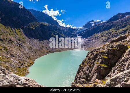 Panoramablick auf Triftsee und Gletscher von der Hängebrücke, Kanton Bern, Schweiz. Stockfoto