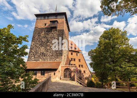 Blick auf den Fünfeckigen Turm und die kaiserlichen Stallungen der Nürnberger Burg, eine Gruppe mittelalterlicher Festungsbauten auf einem Sandsteinkamm in Nürnberg, Bava Stockfoto