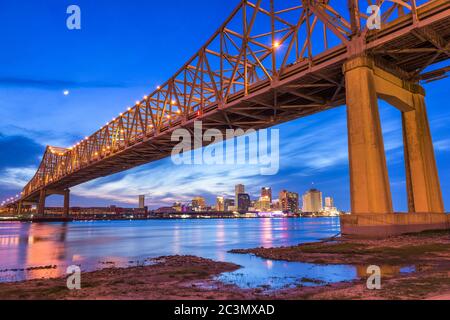 New Orleans, Louisiana, USA im Crescent City Connection Brücke über den Mississippi River in der Abenddämmerung. Stockfoto