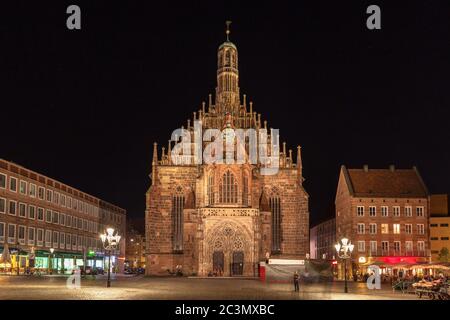 Nachtansicht der Frauenkirche und des Marktplatzes auf dem Hauptmarkt in Nürnberg, Bayern, Deutschland. Stockfoto