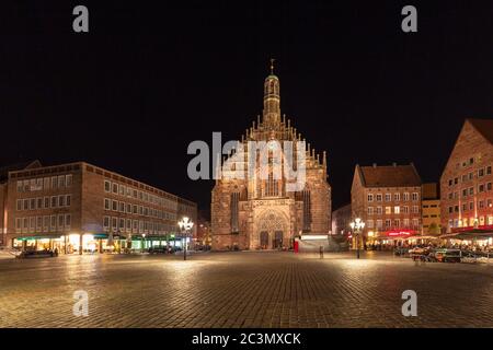 Nachtansicht der Frauenkirche und des Marktplatzes auf dem Hauptmarkt in Nürnberg, Bayern, Deutschland. Stockfoto