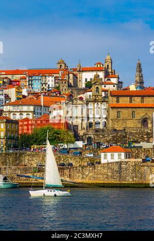 Porto, Portugal Riberia Viertel mit historischen Gebäuden vom Douro Fluss aus gesehen Stockfoto