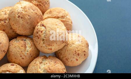 Frische hausgemachte Kuchen. Üppige Quark-Brötchen auf einem weißen Teller Stockfoto