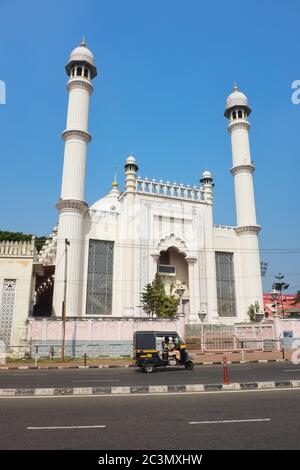Die weiße Palayam Juma Moschee (Palayam Pally) in Trivandrum (Thiruvananthapuram), Kerala, Indien, eine motorische Rikscha oder Auto-Rikscha davor geparkt Stockfoto