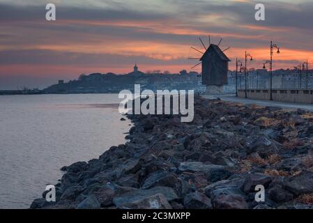 Alte Windmühle in der antiken Stadt Nesebar in Bulgarien.der Eingang zur Altstadt. Bulgarische Schwarzmeerküste. UNESCO-Weltkulturerbe. Straße Stockfoto