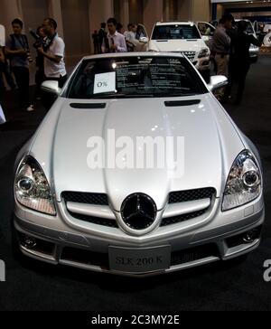 BANGKOK - 2. DEZEMBER: Daimler Benz zeigt die neueste Version des Mercedes Benz SLK 200 K auf der Motor Expo, Impact am 2. Dezember 2010 in Bangkok, Tha Stockfoto