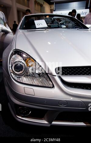 BANGKOK - 2. DEZEMBER: Daimler Benz zeigt die neueste Version des Mercedes Benz SLK 200 K auf der Motor Expo, Impact am 2. Dezember 2010 in Bangkok, Tha Stockfoto