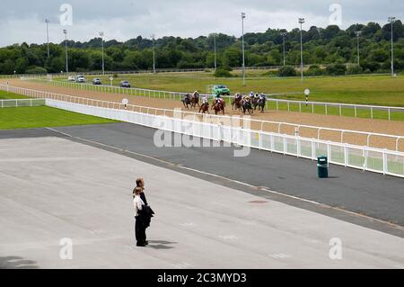 Tommy Rock, geritten von Adam Kirby (gelbe Seide) auf dem Weg zum Sieg in der Bantock Handicap auf der Wolverhampton Racecourse. Stockfoto