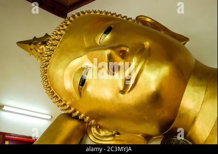 Typische Thai Buddha Handgefertigte Statue Grunge Hintergrund Stockfoto