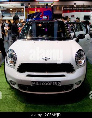 BANGKOK - 2. DEZEMBER: BMW zeigt den viertürigen Allradantrieb Mini Countryman Cooper S auf der Motor Expo, Impact am 2. Dezember 2010 in Bangkok, Thailand Stockfoto